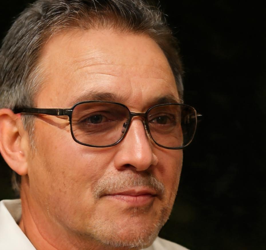 Portrait de Pierre Dubois, participant satisfait